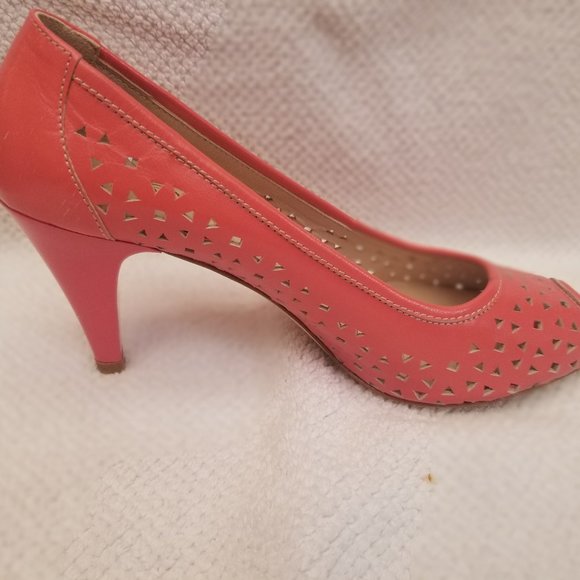 Low heels in luscious salmon color. - Picture 4 of 9